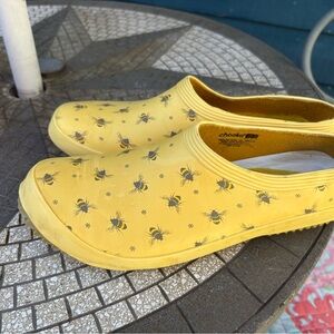 Chooka Yellow Bee Print Clogs